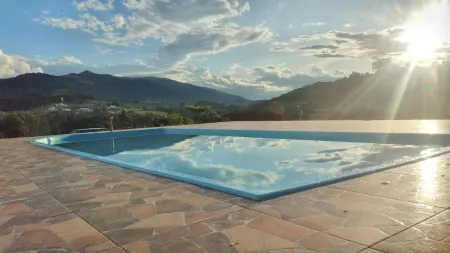 Complete house with two barbecue grills, swimming pool, kiosk, fishing spot on site. Отели в г. Эстрема