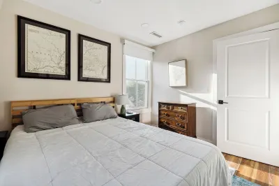 Historic 2 Bed/2 Bath Downtown Loft w/Park View & Spa Access Hotels near Create