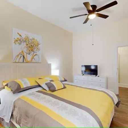 Spacious Downtown Frederick, 3 BR, Full Kitchen Off Street Parking