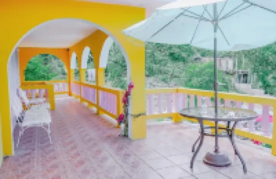 Charming 3-bedroom house with AC and WiFi in Negril