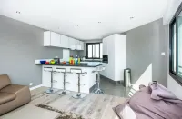 T3 2 bedrooms renovated top floor Hotels in Talence