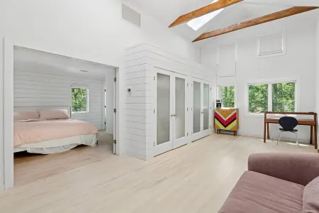 Spacious 5-bedroom house in gorgeous Water Mill Отели рядом с достопримечательностью «Hank's Pumpkintown‎»