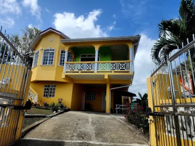 Perfect  getaway with amazing sunsets, 5 min walk from the Beach. Pet friendly! Hotels in 