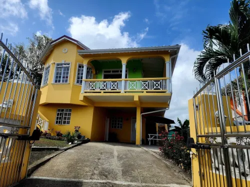 Perfect  getaway with amazing sunsets, 5 min walk from the Beach. Pet friendly! Hotel a Anse La Raye