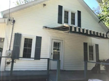 4-bedroom house in fabulous Clarkson with AC, WiFi. Enjoy your stay