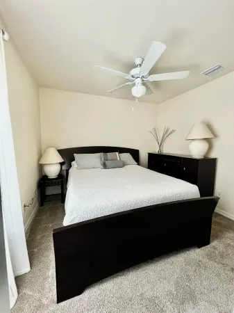 Brand new Lakefront Home with modern kitchen & lake view Отели в г. Порт-Ла-Белл