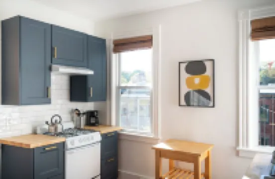 Cozy 2 bdrm Newburgh apartment with private parking