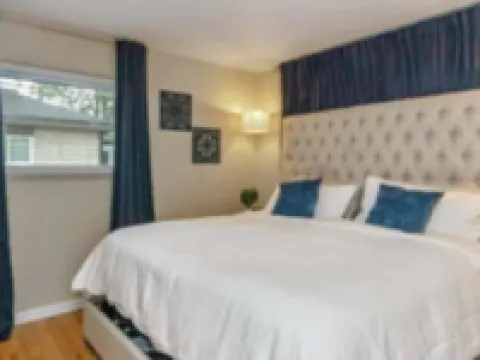 VRBO in the heart of Speedway. Hoteles en Speedway