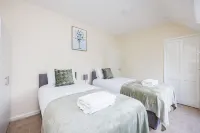 Newly Launched 2 Bed Home ~ Dagenham ~London with Free Wifi &Off -Street Parking Hotels near Chadwell Heath
