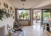 Dependance Armonia, with garden and jacuzzi just 100 meters from the sea