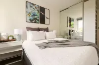 Escape to a Tree Top Retreat in Vibrant Elwood!