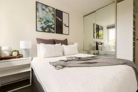 Escape to a Tree Top Retreat in Vibrant Elwood!