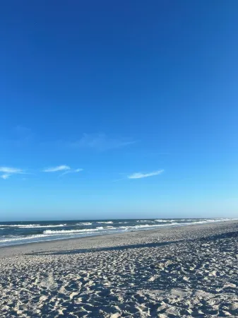 Tranquil 2-bedroom unit, Steps from the beach!