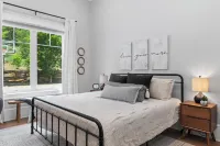 LakeHome on the Water, Luxury Sleeps 18, Pool, Dock, Beach, Close to Clemson - balcony