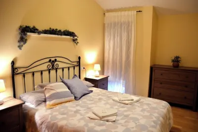 Chalet Adosado en Trescasas a 10 Minutos en Coche del Centro de Segovia Playa del embalse del pontón附近的飯店