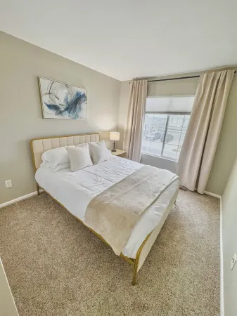 Modern 3 BR Family Retreat;10 min DIA; Pool