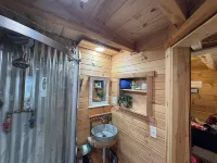 Cozy cabin on 30 acres just minutes from The Wilds with AC, WiFi
