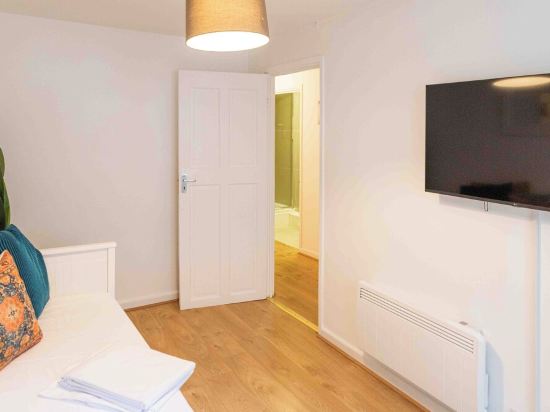 2 Bedroom Flat in Haggerston. 1 min to the Station (Windrush Line