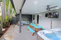 Casita Coral: 5-Star Stay with King Bed, Hot Tub, Backyard Oasis, & Pet-Friendly