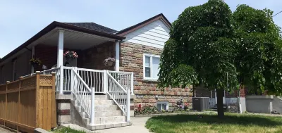 Charming home away from home with all the amenities Hotel a East York