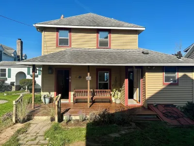 Cozy Lake House on Oneida with Waterfront Access Hotels near Surf City