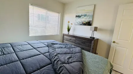 10 minutes to beach from 754A 9th St, All Inclusive Coastal Town of San Pedro CA Отели рядом с достопримечательностью «Пойнт Фермин Лайтхаус»