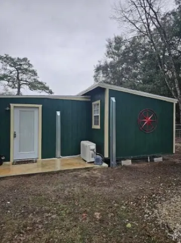 Cottage slps 4 with 2 beds, ice mach, washer/Dryer,kitchenette,hot tub, pets.