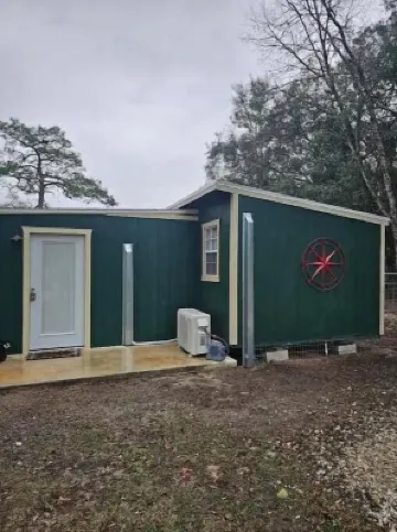 Cottage slps 4 with 2 beds, ice mach, washer/Dryer,kitchenette,hot tub, pets.