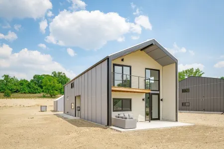 Stunning Retreat in SW Michigan! Just minutes away from wineries and breweries.