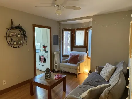 Prime Westdale location with Free Coffee & Breakfast -with3 bedrooms in Hamilton Отели рядом с достопримечательностью «McMaster University Centre for Continuing Education»