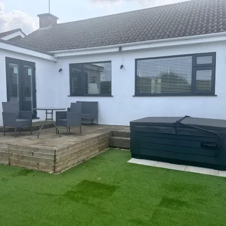 Pet-Friendly - 2 Bedrooms Bungalow Beach - Parking