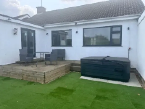 Pet-Friendly - 2 Bedrooms Bungalow Beach - Parking