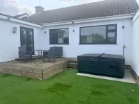 Pet-Friendly - 2 Bedrooms Bungalow Beach - Parking