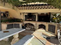 Type 2 apartment in the heart of the Provencal countryside with swimming pool and parking lot Hotels in Auriol