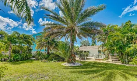 3 BR -RESORT LIKE VILLA MINS FROM SIESTA KEY- POOL & HOTTUB