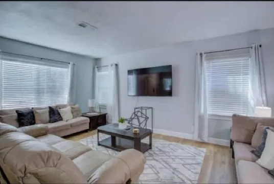 Cheerful 3-bedrooms centrally located in Riverside