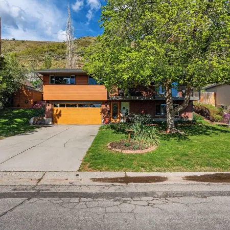 Spacious MTN Retreat Near Ski Resorts, hot tub, home office, and Pet-Friendly