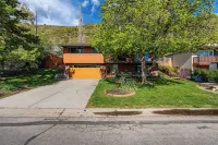 Spacious MTN Retreat Near Ski Resorts, hot tub, home office, and Pet-Friendly