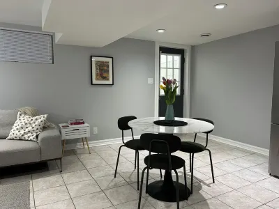 Apartment in Toronto, cozy two bedroom in the heart of East York Hotel a East York