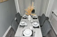 3 bedroom house set in Swinton Manchester,  Free parking and wifi Hotel a Clifton