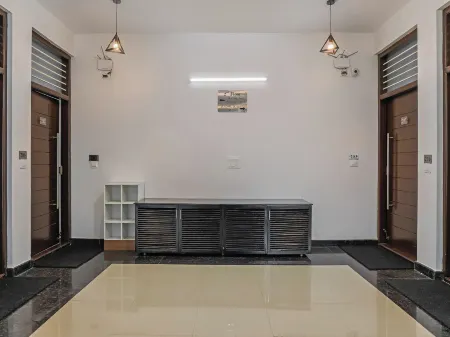 VARSHA ENCLAVE DELTA HOUSE Отели рядом с достопримечательностью «Dufferin Clock Tower»