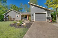 Fire Pit & Grill: Riverfront Home in Arkansas! - parking