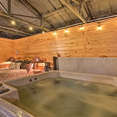 Red Bluff Inn & Retreat w/ Entire Ranch on Lake!