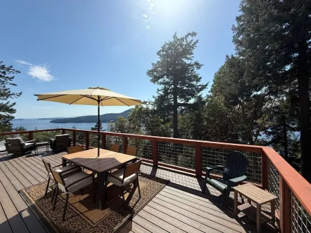 Orcas-Beautiful Modern Home- Large New Deck- Water View- Privacy- Dog Friendly Отели рядом с достопримечательностью «Summit Learning Center»