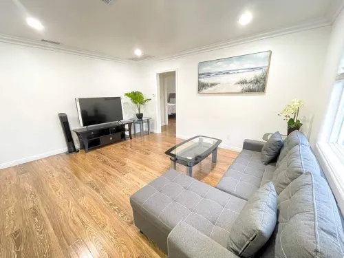 Entire Remodeled House 2B1B in LA w/self check-in