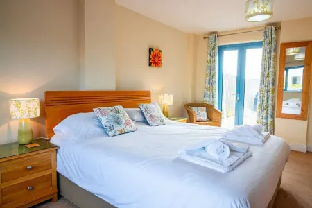 Bay Retreat in Bude With 5 Bedrooms and 4 Bathrooms Отели рядом с достопримечательностью «Widemouth Bay, Widemouth Bay: Our Lady & St Anne»