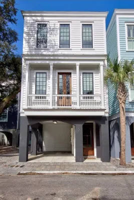 Ten minutes to Beach & Town: Contemporary Living in Historic Old Village Hotels near Cold War Submarine Memorial