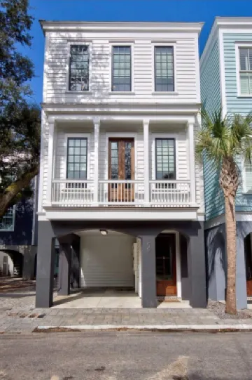 Ten minutes to Beach & Town: Contemporary Living in Historic Old Village