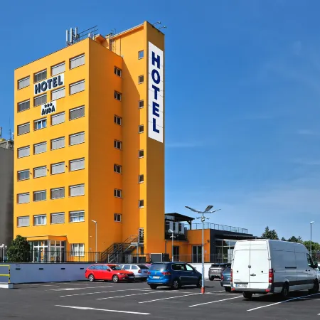 Hotel Aura Design & Garden Pool Отели рядом с достопримечательностью «Прага 09»