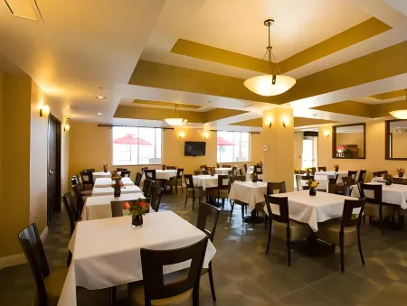 The Oaks Hotel & Suites Отели рядом с достопримечательностью «Studios on the Park»